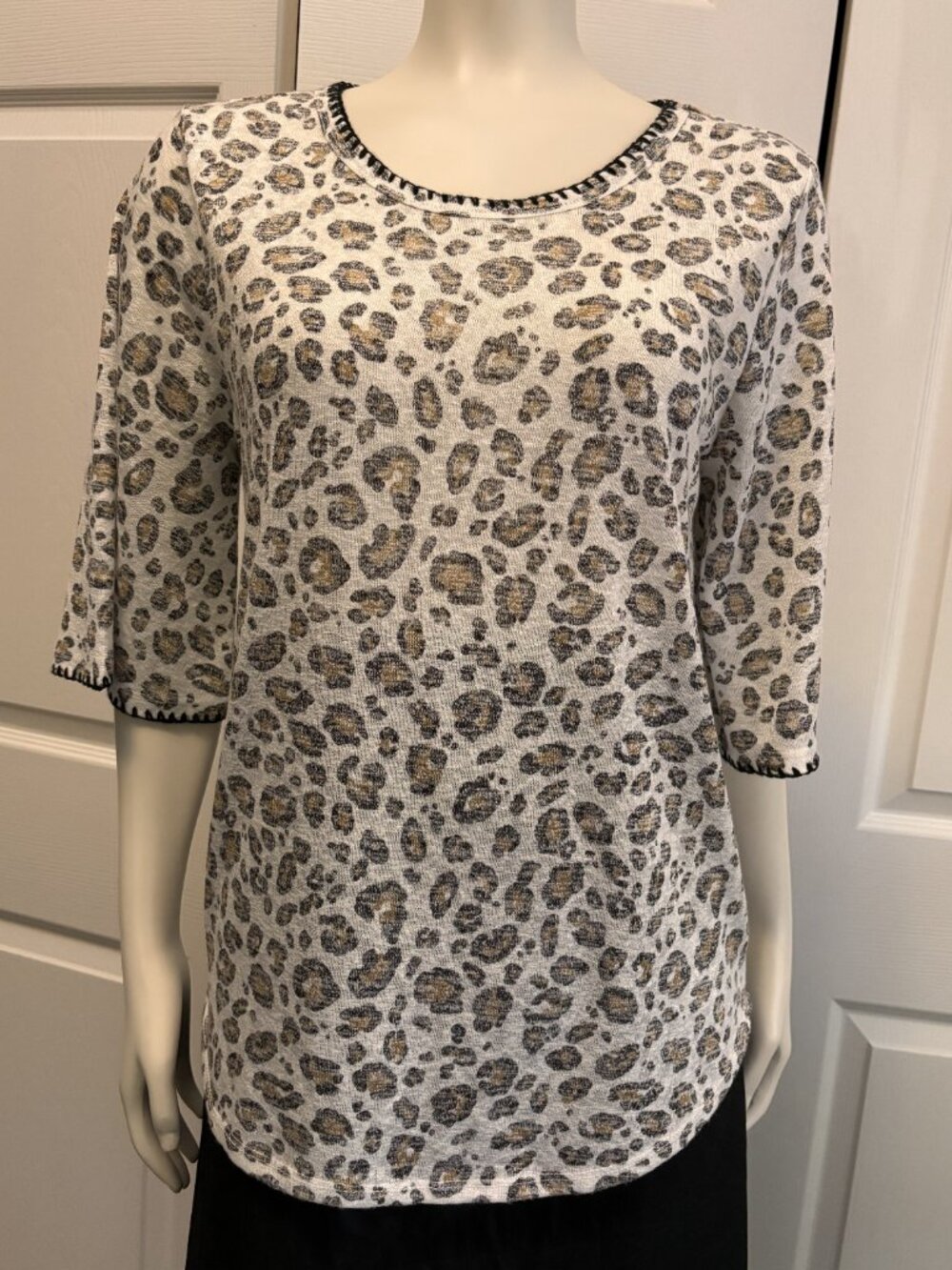 Bobeau Leopard Print Knit Top Medium Soft Stretch Animal Print
